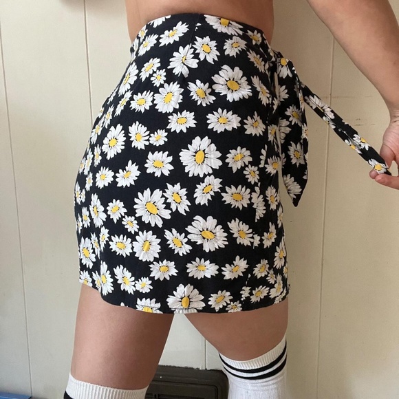 Vintage 90s Laura Tyler Daisy Print Mini Skirt - Picture 4 of 5